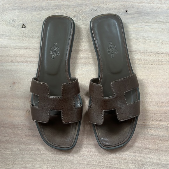 Hermes Oran Sandal, Etoupe in Swift Leather, Size 36. - Picture 3 of 10